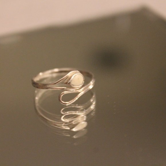 Silver Ring with Cream Stone - Picture 5 of 8